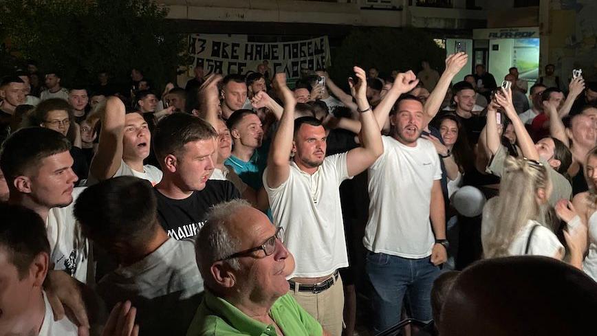 Tesna pobeda SNS u Kosjeriću: podaci RIK-a 2 Stanovnici Kosjerića slave ispred štaba liste Ujedinjeni za Kosjerić