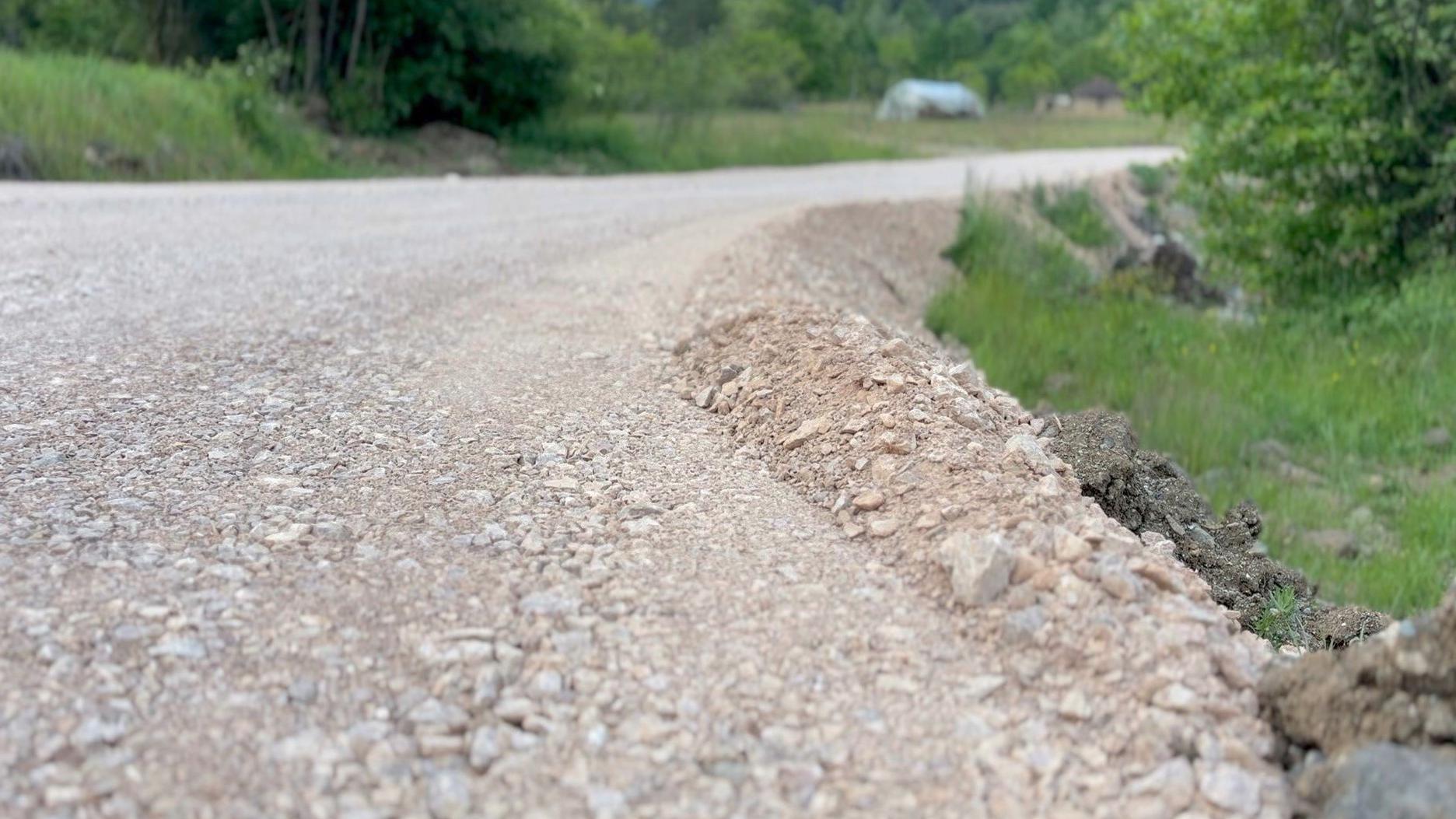 Izbori u Kosjeriću: Da li pobedu donosi asfalt vlasti ili izborni debi studenata 5 Radovi na putnoj infrastrukturi u selu Rosići u opštini Kosjerić