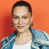 'Treba mi zagrljaj': Pevačica Džesi Džej otkrila da ima rak dojke 4