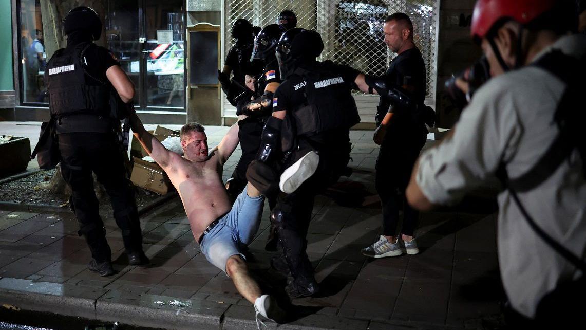 Vidovdanski protest: Nova hapšenja dan posle nemira, protesti i blokade širom Beograda 2 Hapšenja