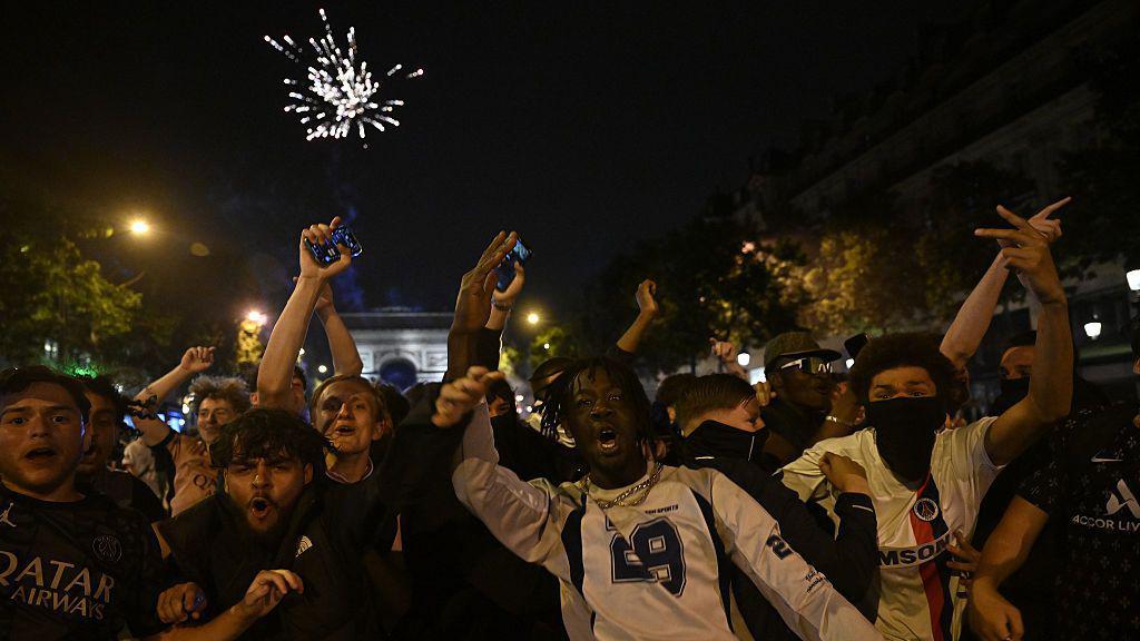 Dvoje mrtvih, stotine uhapšenih u neredima posle pobede Pari-Sen Žermena u Ligi šampiona 3 PSŽ navijači u Parizu