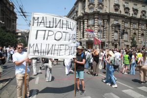 Danas je osmi dan od kako su “Fakulteti na raskrsnici”. Profesori Pobunjenog univerziteta koji se nalaze na blokadi raskrsnice kod Vlade Srbije kažu za N1 da je jedan od tri zahteva ispunjen, ali da do daljeg ostaju na blokadi.