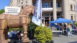 Ispred Pravnog fakulteta u Beogradu započela je akcija "Buna park" i trajaće do 23 časa. Studenti su na platou ispred fakulteta postavili šatore i štandove, na programu su i aktivnosti poput stonog tenisa, košarke sa Vladimirom Štimcem, dinstanje sa Jovom Bakićem, kao i gost iznenađenja.