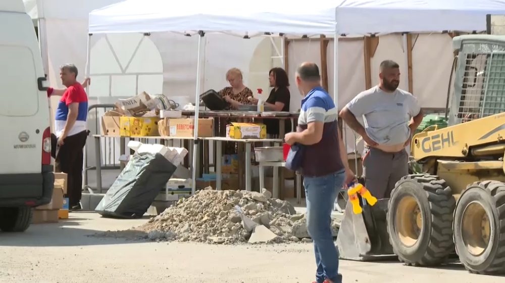 Radno u "Ćacilendu": Spremni šatori, bina, suncobrani, roštilj (VIDEO) 1