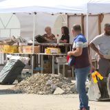 Radno u "Ćacilendu": Spremni šatori, bina, suncobrani, roštilj (VIDEO) 7