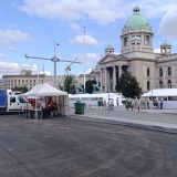 Ekipu TV Insajder gađali jajima tokom snimanja kod Pionirskog parka 6