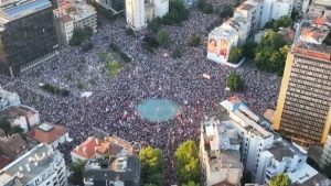 Vreme je za izbore u Srbiji, gde režim optužen za korupciju i samovlašće zaoštrava represiju nad sve odlučnijim demonstrantima, ali zasad se ne vidi u šta sve to može da se izrodi, ocenjuju analitičari i mediji u EU.