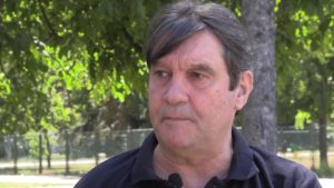 Šahovski FIDE majstor i šahovski trener Dragan Živić (58), poznat po brojnim medaljama sa domaćih i svetskih takmičenja za osobe sa oštećenim sluhom, izvojevao je ovih dana još jednu važnu životnu bitku, ugrađen mu je prošle nedelje kohlearni implant na Klinici za bolesti uha, grla i nosa u Nišu tako da će ponovo čuti.