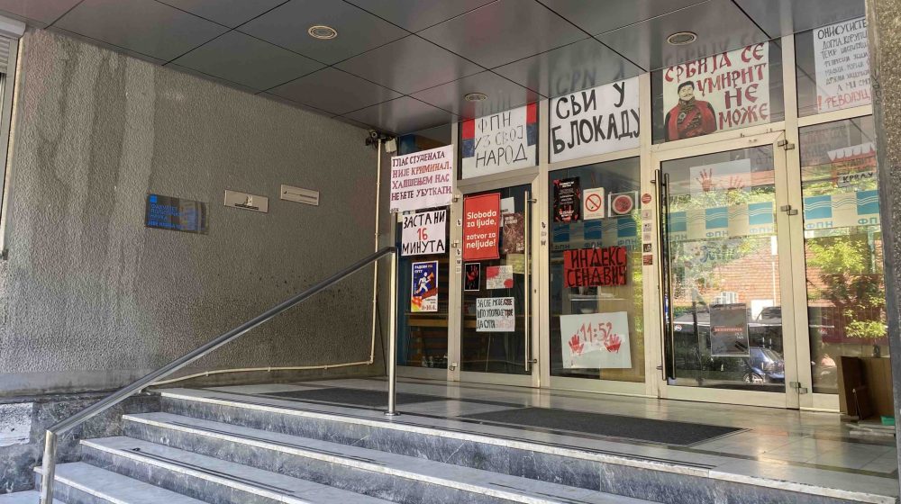 Dojava o bombi na FPN: Dekanka za Danas potvrdila da policija proverava unutrašnjost fakulteta 1