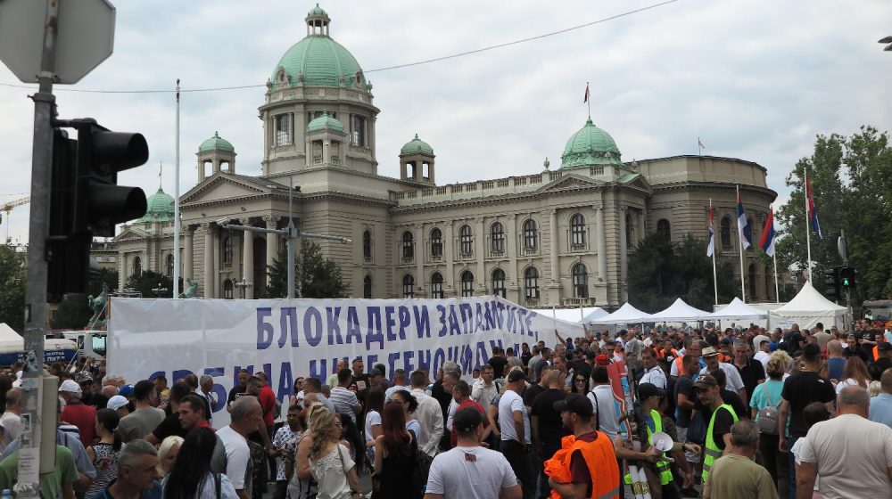 Građani koji su išli na protest na Slaviju gađani jajima i flašama u blizini Skupštine Srbije 1
