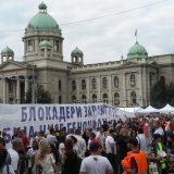 Građani koji su išli na protest na Slaviju gađani jajima i flašama u blizini Skupštine Srbije 3