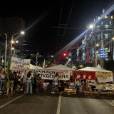Pobunjeni univerzitet uz podršku studenata i građana, i dalje blokira raskrsnicu kod Vlade Srbije (FOTO) 10