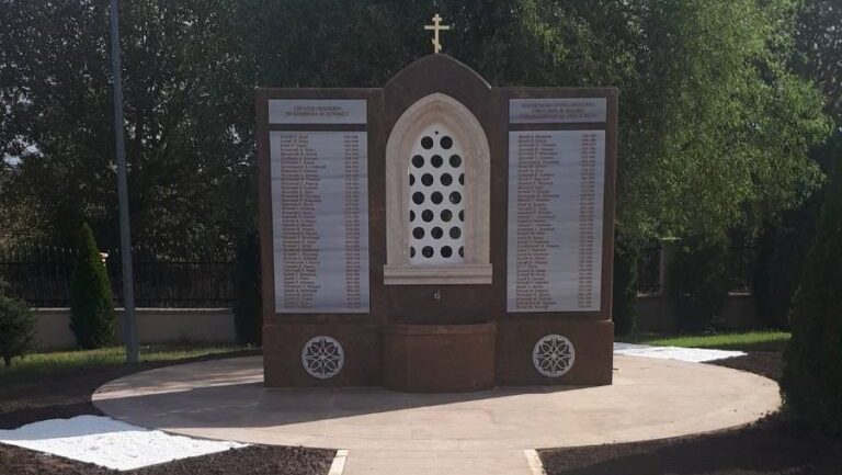 U nedelju pomen stradalim Pećancima kod spomen obeležja u porti Hrama Sv. Atanasija Velikog u Zemunu 1