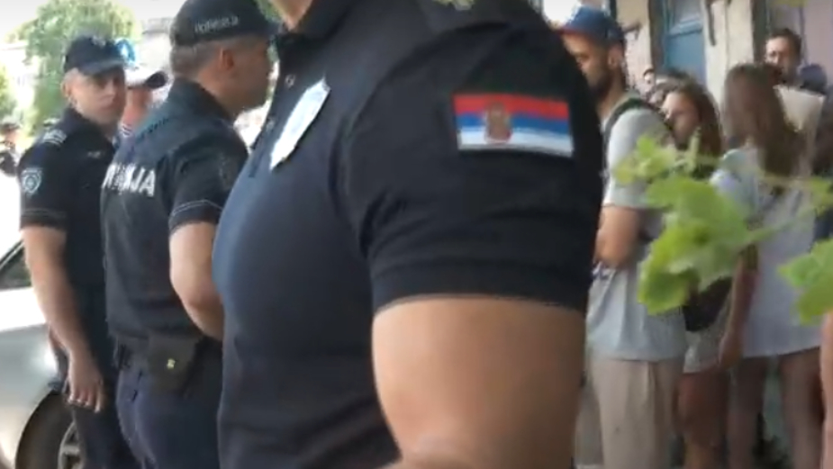 Policija gurala ekipu N1 na Dorćolu: Probali da privedu devojku, građani je zaštitili 1