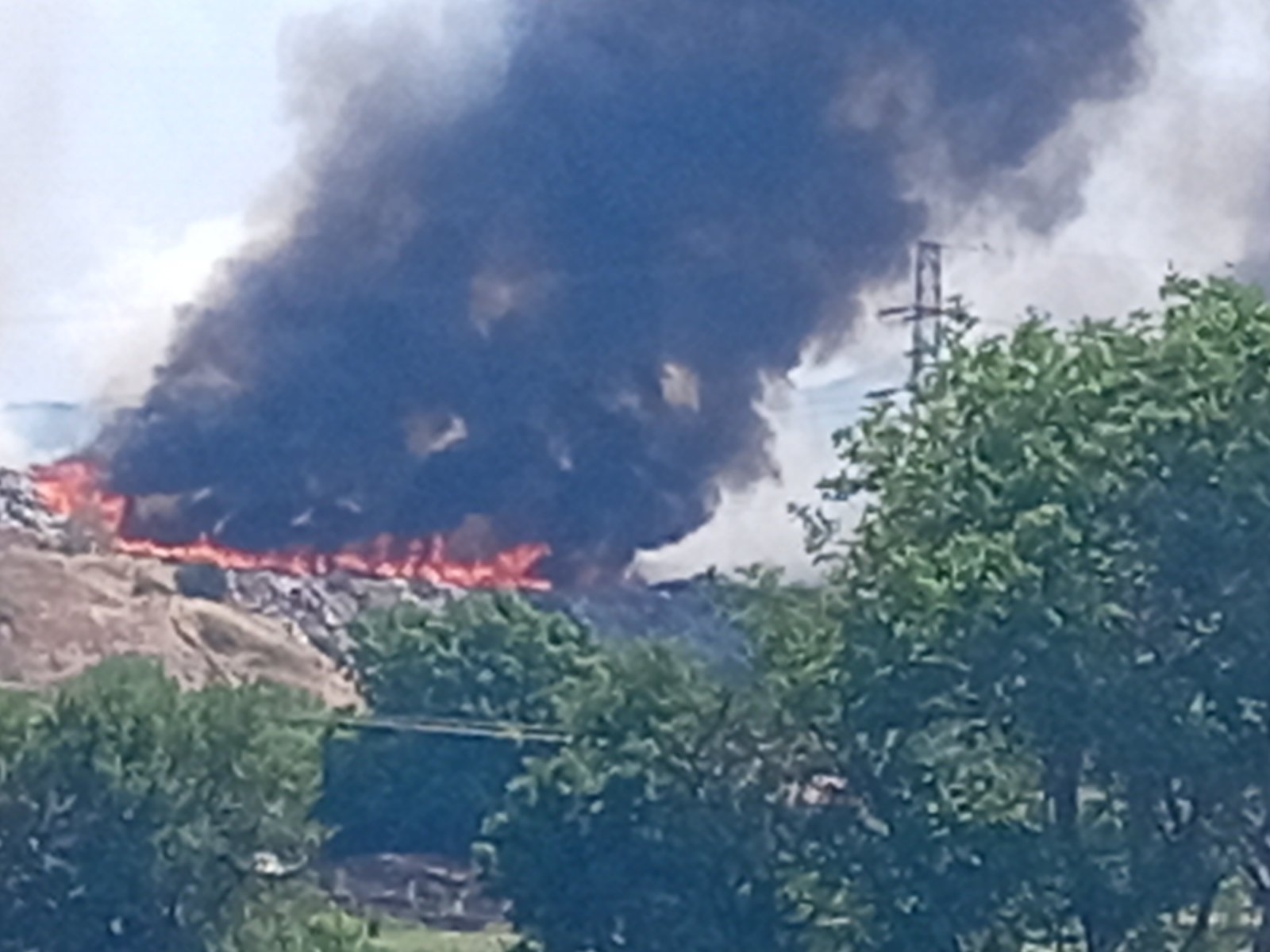 Ogroman požar na kragujevačkoj deponiji u Jovanovcu: Sve raspoložive snage na gašenju 2