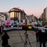 "Smrad se širi, ne budi kukavica što s prozora viri": Kragujevčani se i večeras okupljaju na Đačkom trgu 7