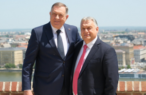

Predsednik entiteta Bosne i Hercegovine RS Milorad Dodik nalazi se u Budimpšeti gde se sastao sa premijerom Mađarske Viktorom Orbanom, prenose Vijesti.ba. 


