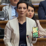 Marinika Tepić pokazala nove snimke na kojima su navodno paketi droge sa Vučićevim likom 6