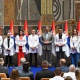 "Ne pristajte da budete prosečni": Vučić uručio ugovore o radu najboljim diplomcima medicine i svršenim đacima medicinskih škola 5