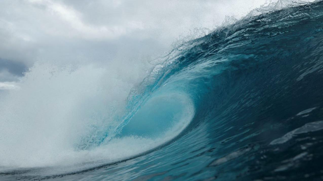 Zašto okeani postaju tamniji 1 veliki talas koji se ruši u okean
