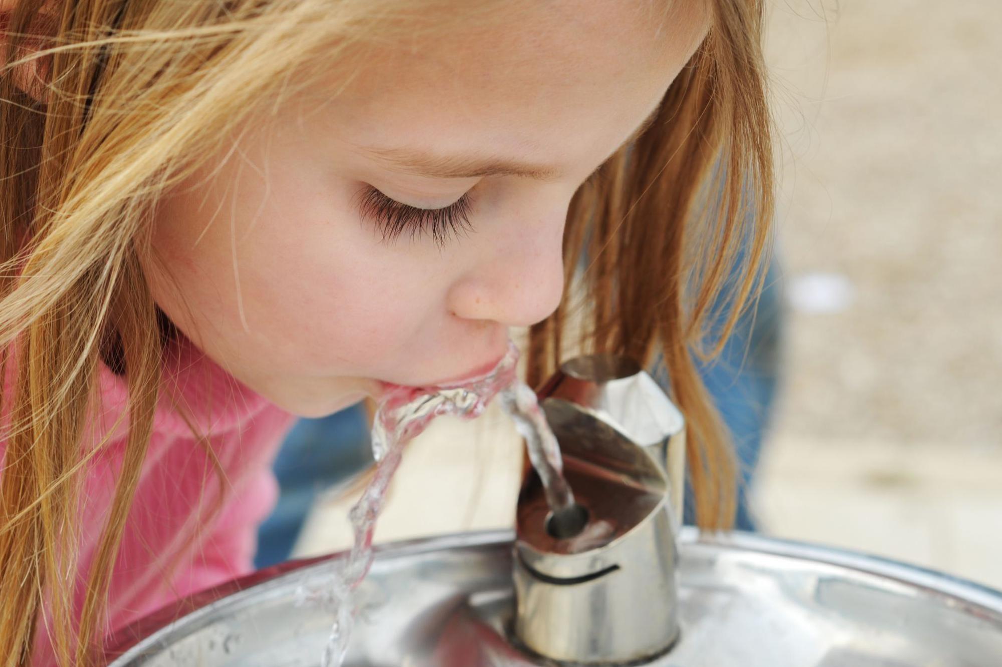 Istina o fluoru u vodi za piće 1 Devojčica pije vodu