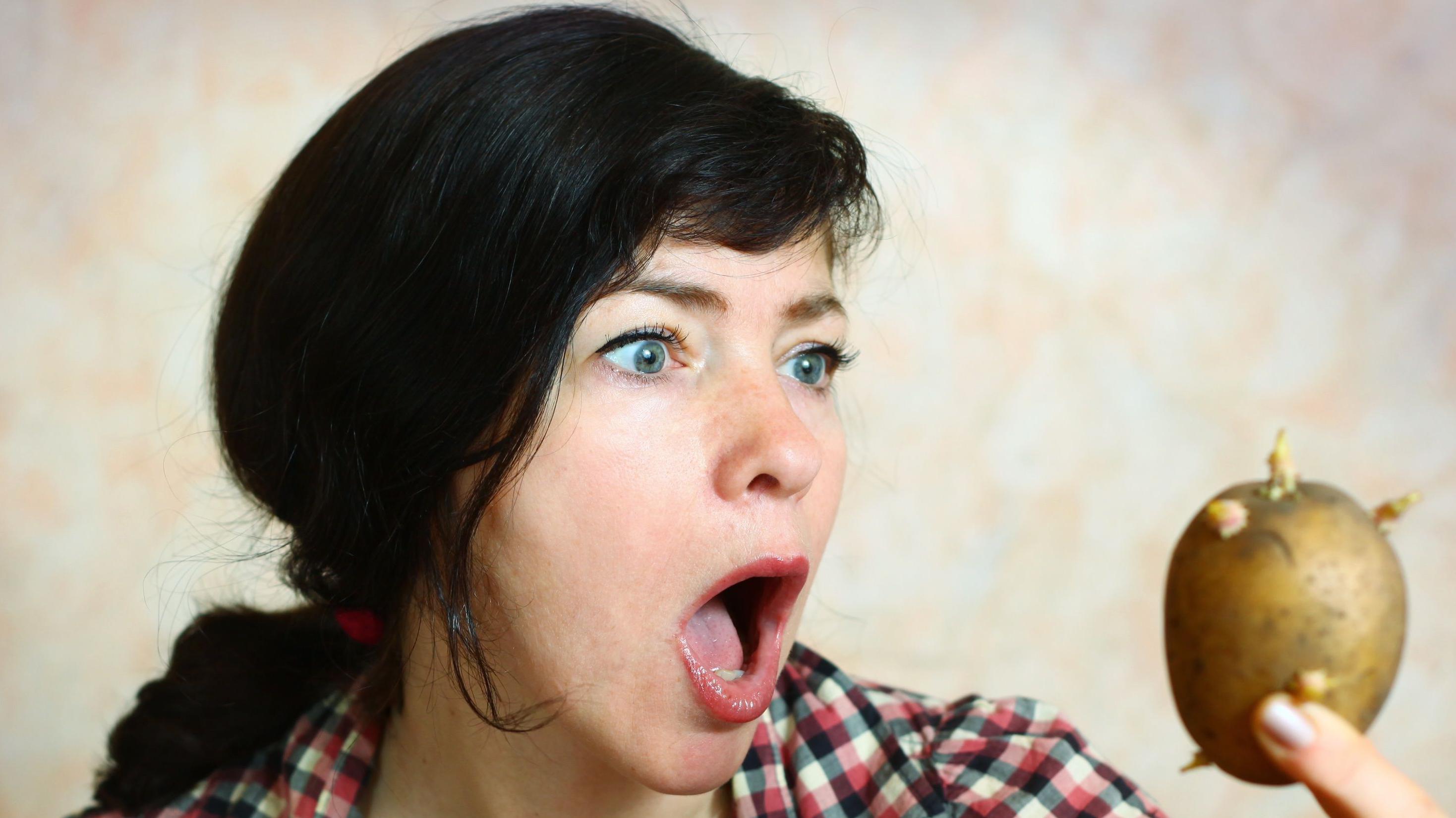 Devojka drži proklijali krompir