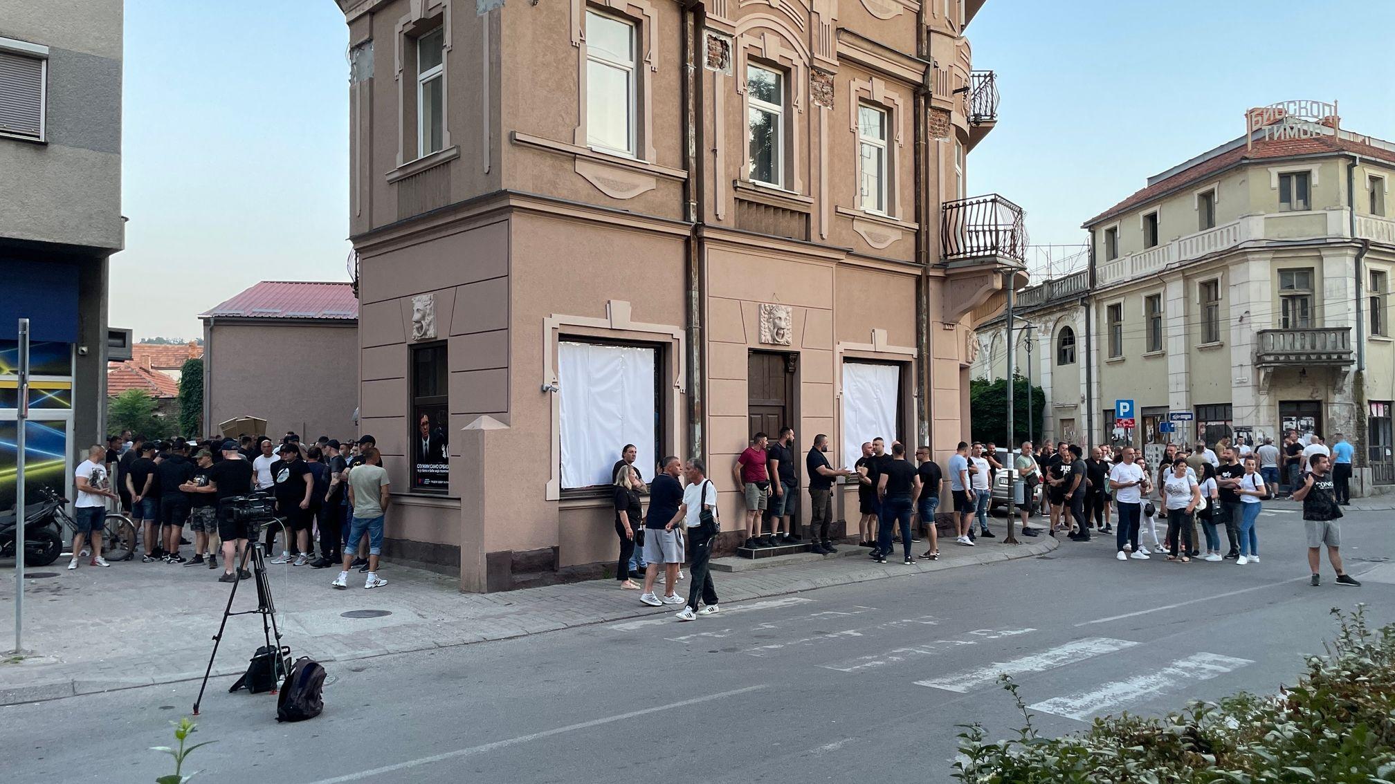 Lokalni izbori u Zaječaru i Kosjeriću: Zatvorena birališta, velika izlaznost 2 Okupljeni ljudi ispred zgrade