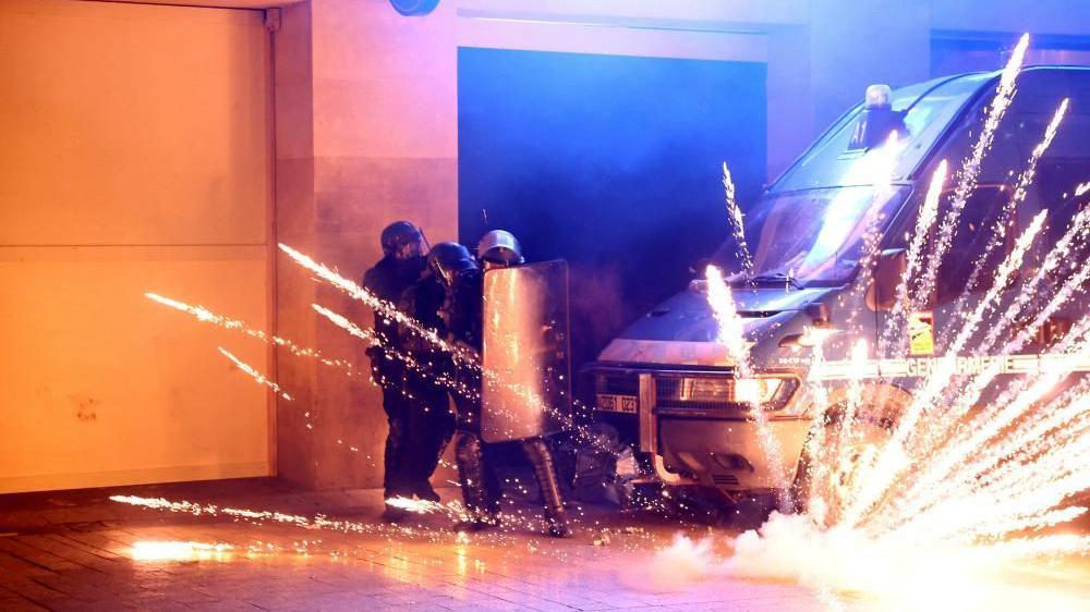 Dvoje mrtvih, stotine uhapšenih u neredima posle pobede Pari-Sen Žermena u Ligi šampiona 1 molotovljev koktel