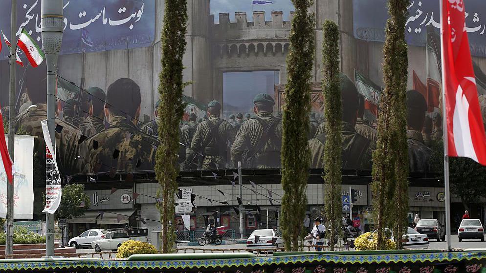 Talas hapšenja i pogubljenja u Iranu posle sukoba sa Izraelom 1 Mural na trgu u Teheranu