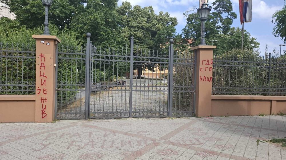 Večeras protest ispred Jovine gimnazije zbog natpisa "Ćaci je živ" i "Gde ste naci" 1