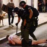 Policija bez milosti prema novinarima tokom protesta, među napadnutima i novinar Danasa 1