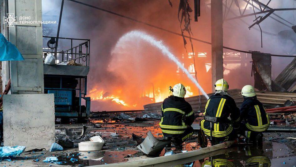 Najmanje troje poginulih, desetine ranjenih u novim ruskim napadima na Ukrajinu 3 Vatrogasni tim pokušava da ugasi vatru