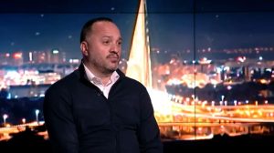 Profesor beogradskog Fakulteta političkih nauka Dejan Pavlović rekao je večeras da ga ne iznenađuje brza reakcija policije i tužilaštva povodom napada na studenta koji se protiv blokadama Miloša Pavlovića, ali je izrazio zabrinutost "zbog očiglednog odsustva jednakosti pred zakonom u sličnim slučajevima".