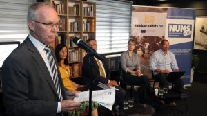 Predstavnik Organizacije za evropsku bezbednosts i saradnju (OEBS) za slobodu medija Jan Bratu rekao je danas u Beogradu da se u Srbiji i drugim članicama OEBS-a beleže vrlo zabrinjavajući znaci povećanja pritisaka na novinare i medije.