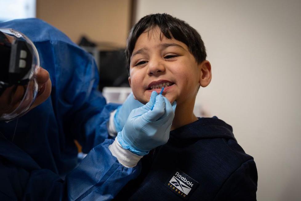 Istina o fluoru u vodi za piće 2 Dečak kome pregledaju zube