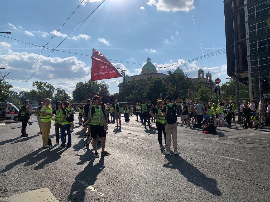 Studenti su postavili zaštitne ograde blizu Skupštine Srbije kako bi onemogućili prolaz pored skupa protivnika blokada