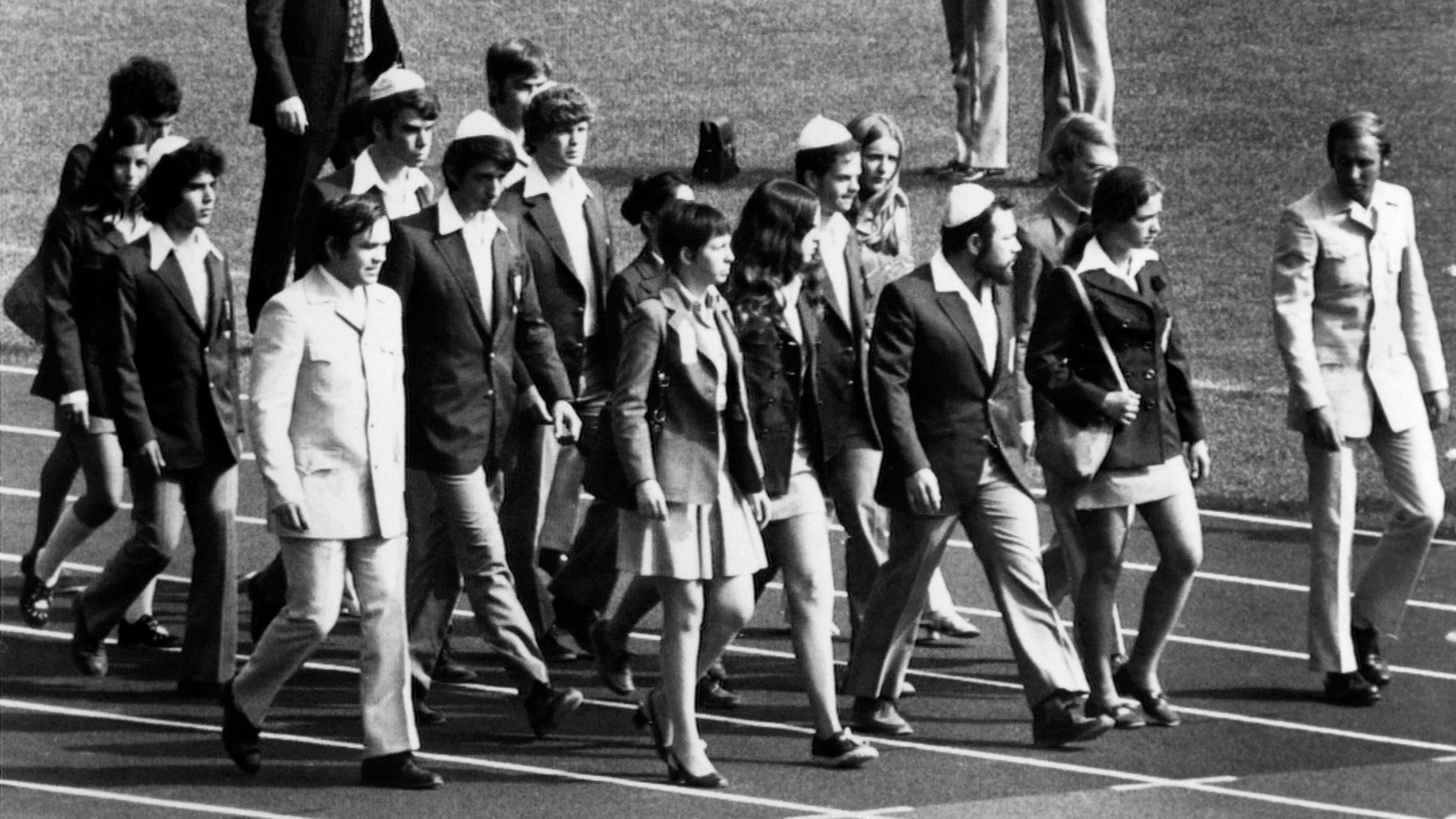 Članovi izraelskog tima marširaju na minhenskom Olimpijskom stadionu, odajući počast ubijenim sunarodnicima