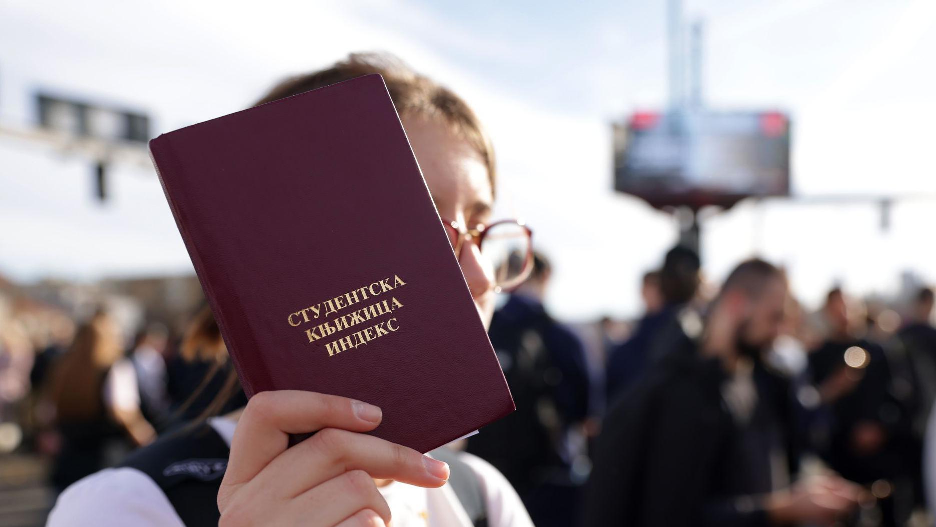 Kada i kako fakulteti u Srbiji upisuju nove brucoše 2 Devojka drži studentsku knjižicu