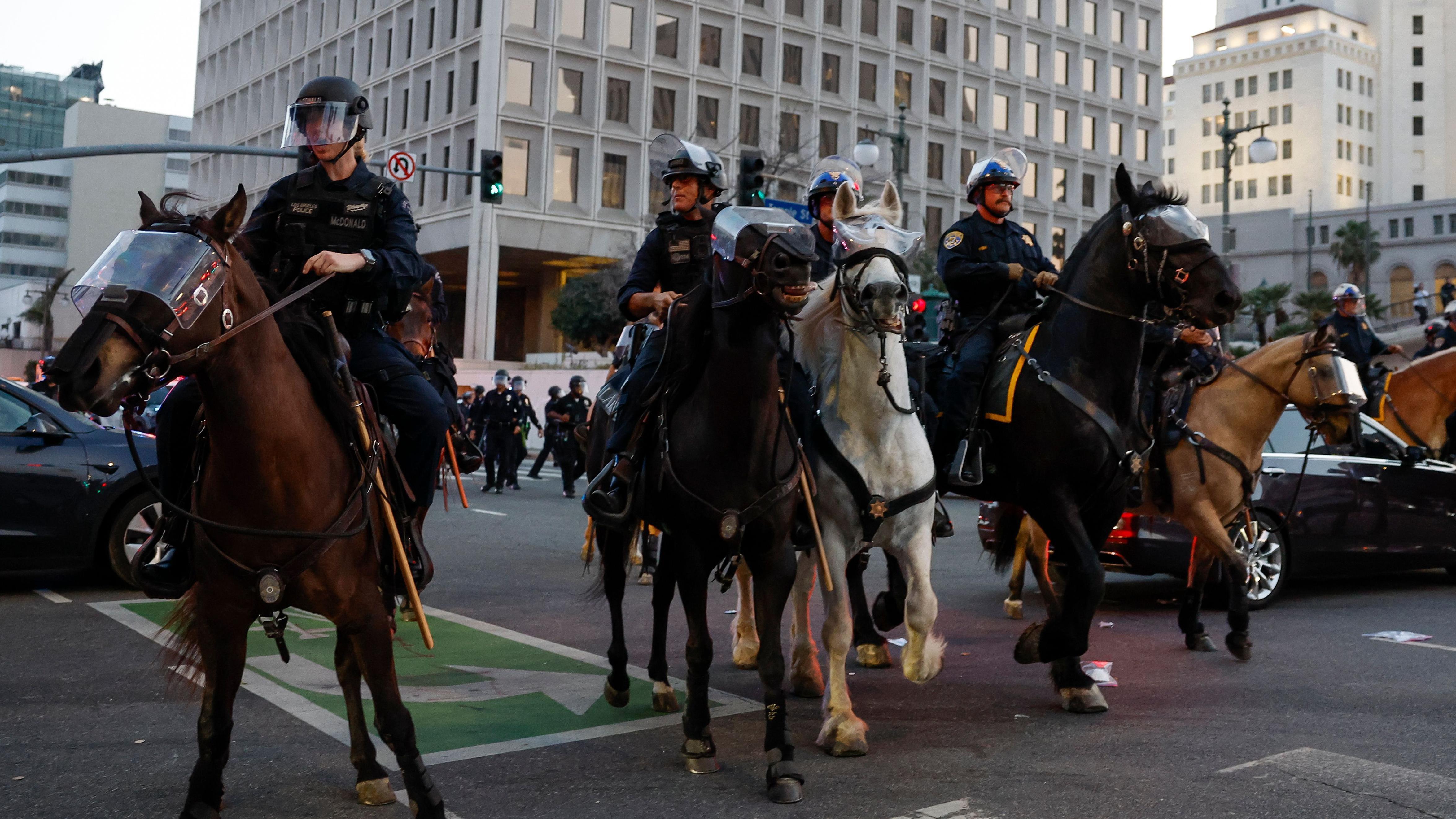 Policajci jašu konje 