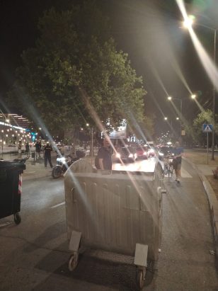 foto, blokada raskrsnice kod delte, foto d. alihodzic "Decu vam nećemo dati": Deo opozicije u Nišu reagovao na hapšenja studenata nakon vidovdanskog protesta 2