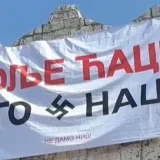 (VIDEO) Na niškoj Tvrđavi osvanuo transparent sa kukastim krstom i natpisom "Bolje ćaci nego naci", aktivisti ga skinuli 2