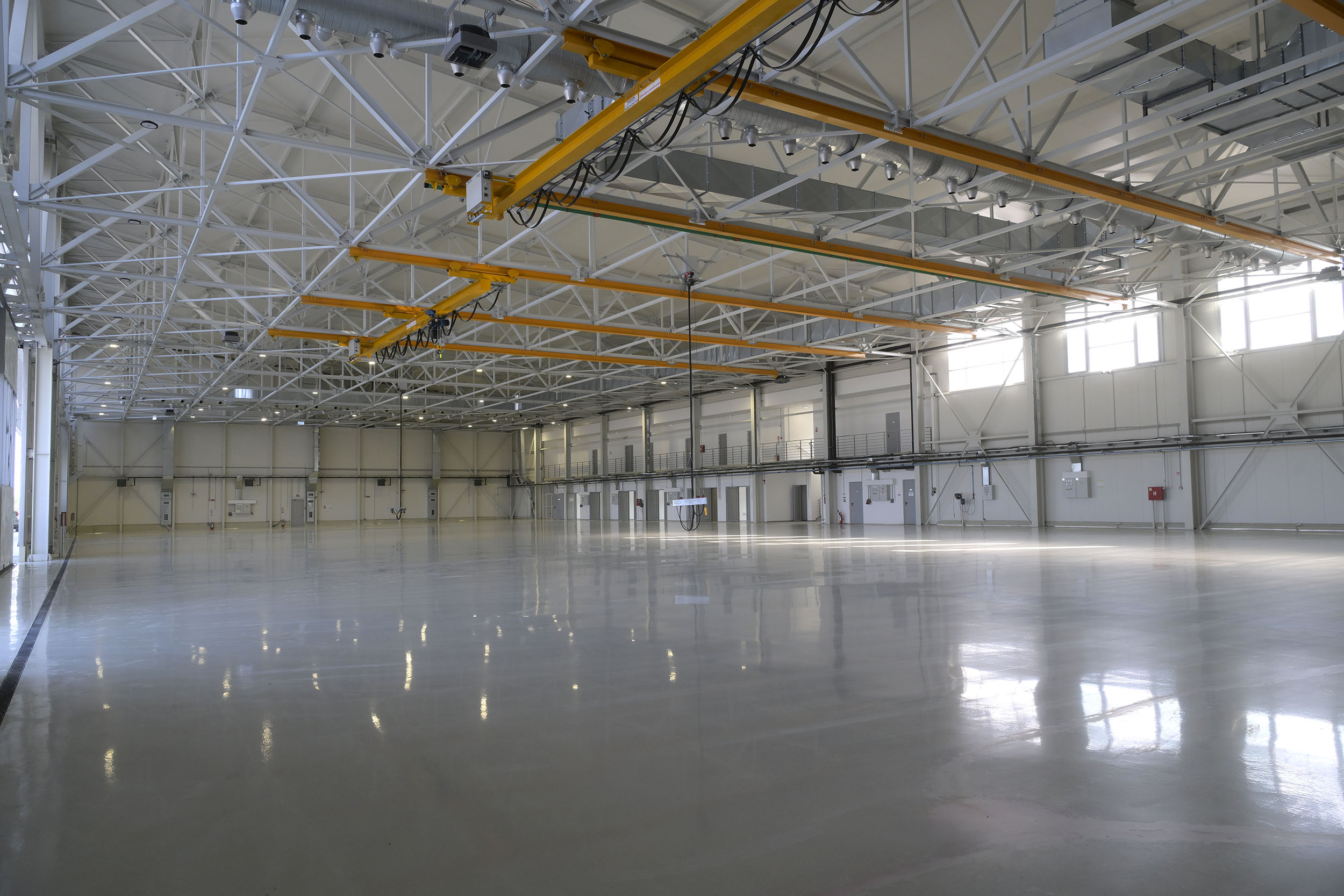 "Važan korak ka unapređenju vojne infrastrukture": Gašić obišao novoizgrađeni hangar na vojnom aerodromu "Morava" u Kraljevu (FOTO) 3