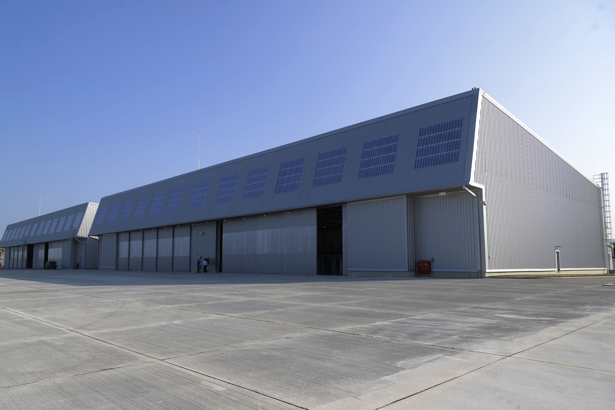 "Važan korak ka unapređenju vojne infrastrukture": Gašić obišao novoizgrađeni hangar na vojnom aerodromu "Morava" u Kraljevu (FOTO) 2