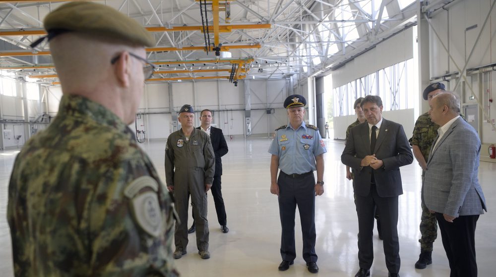 "Važan korak ka unapređenju vojne infrastrukture": Gašić obišao novoizgrađeni hangar na vojnom aerodromu "Morava" u Kraljevu (FOTO) 1