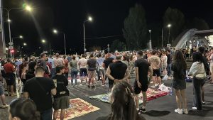 Studenti u blokadi Falukteta organizacionih nauka u Beogradu objavili su na društvenim mrežama da su sinoć studenti zajedno sa građanima uspeli da blokiraju više od 50 lokacija u više od 20 gradova.