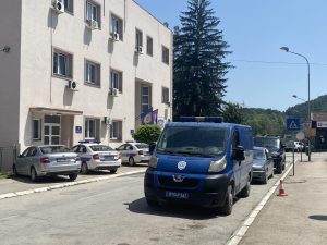 U Kosjeriću i Zaječaru danas se održavaju redovni lokalni izbori. U Kosjeriću su se građani okupili kod stovarišta, a prisutna je i interventna jedinica policije jer su aktivisti uočili da se kod stovarišta okupljaju simpatizeri SNS-a, odakle, kako tvrde, odvoze glasače na biračka mesta
