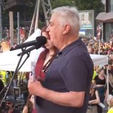 Momčilo Trajković na protestu na Slaviji