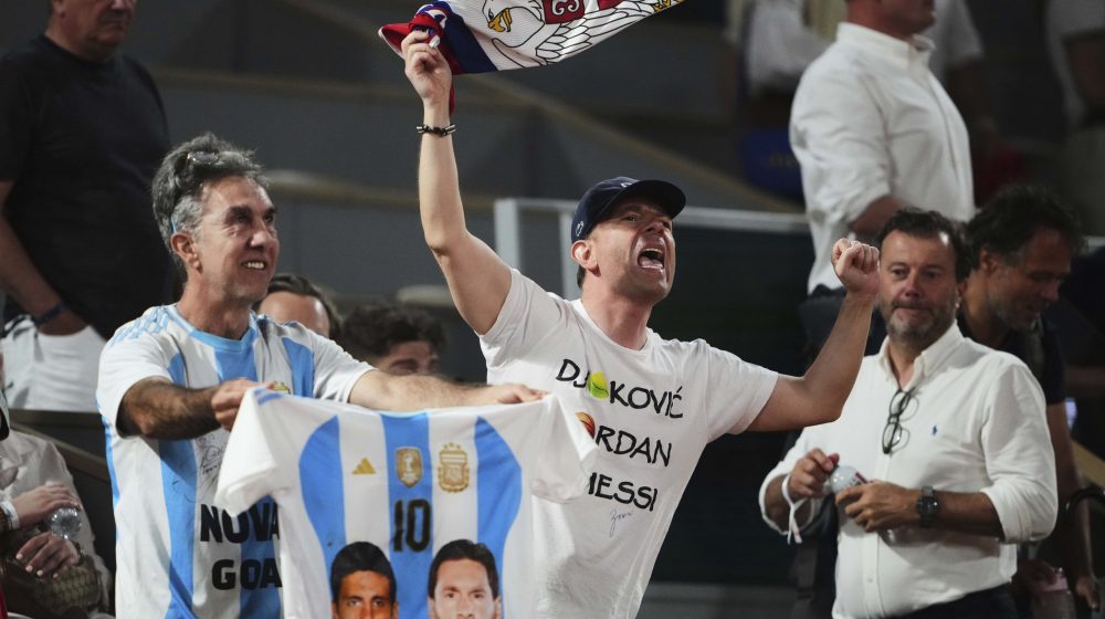 Novak Đoković poklonio svoj peškir navijaču iz Argentine: Daću mu i druge stvari, samo da se nastavi... 1