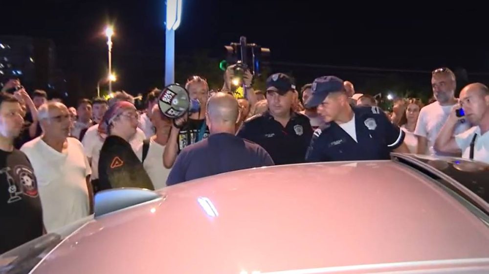 Policija privela čoveka koji je pokušao da probije blokadu kod novobeogradskih blokova (VIDEO) 1