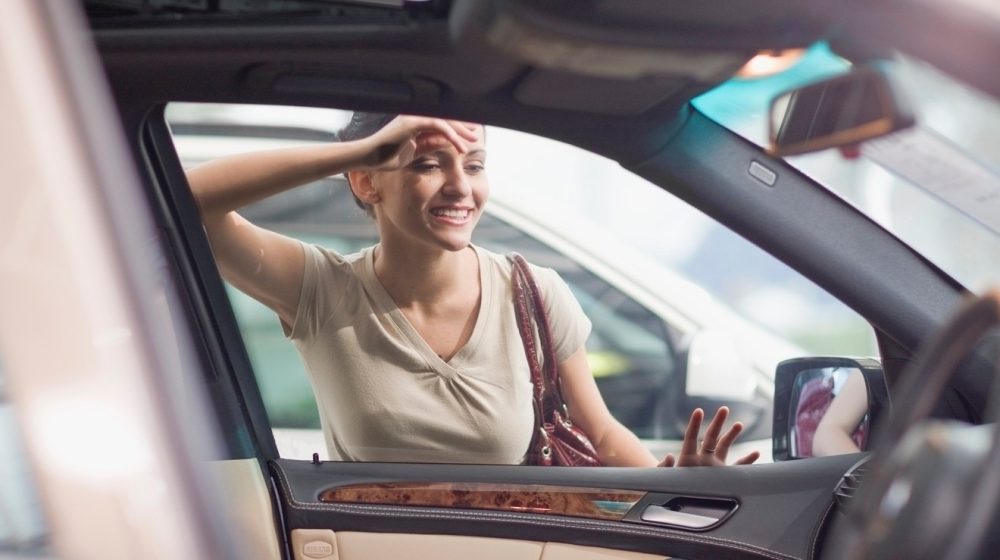 Kako da prepoznate lažnu kilometražu na polovnom automobilu: Jednostavan trik s vratima može da otkrije prevaru 1